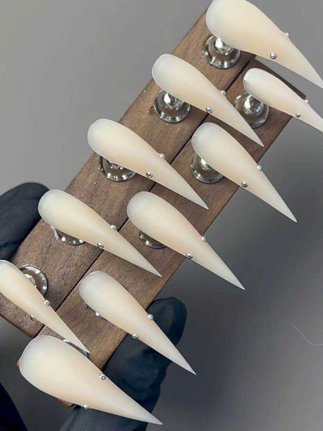 FROSTED STEEL BEAD CAT CLAW