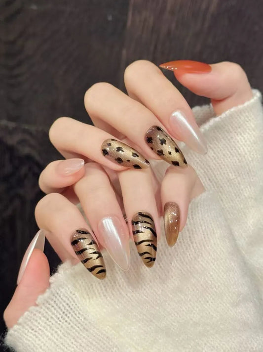 WILD LEOPARD EYE