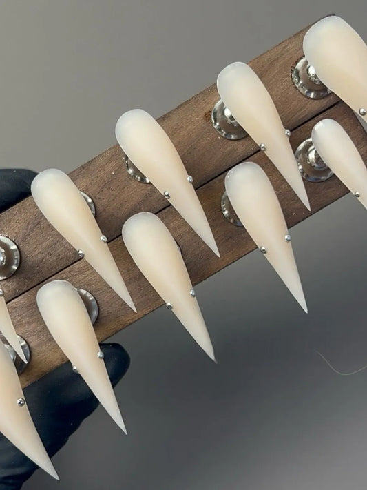 FROSTED STEEL BEAD CAT CLAW