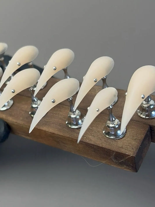 FROSTED STEEL BEAD CAT CLAW