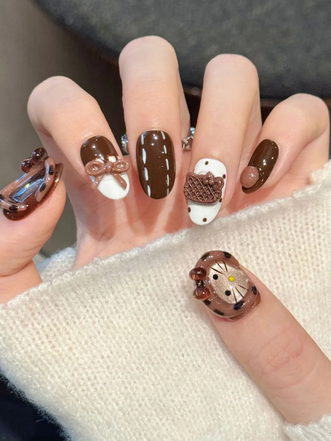 HOOD CAT NAIL