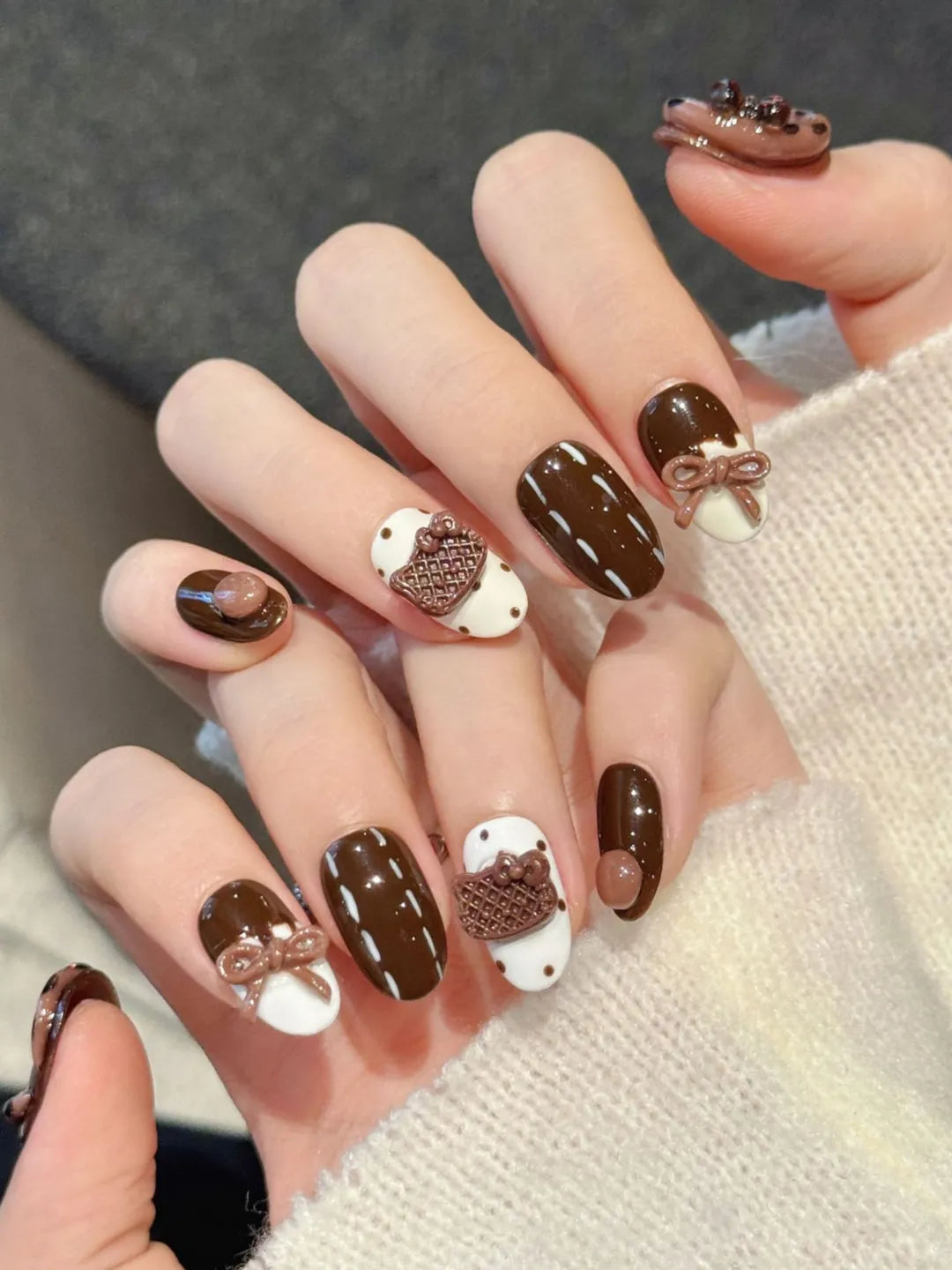 HOOD CAT NAIL