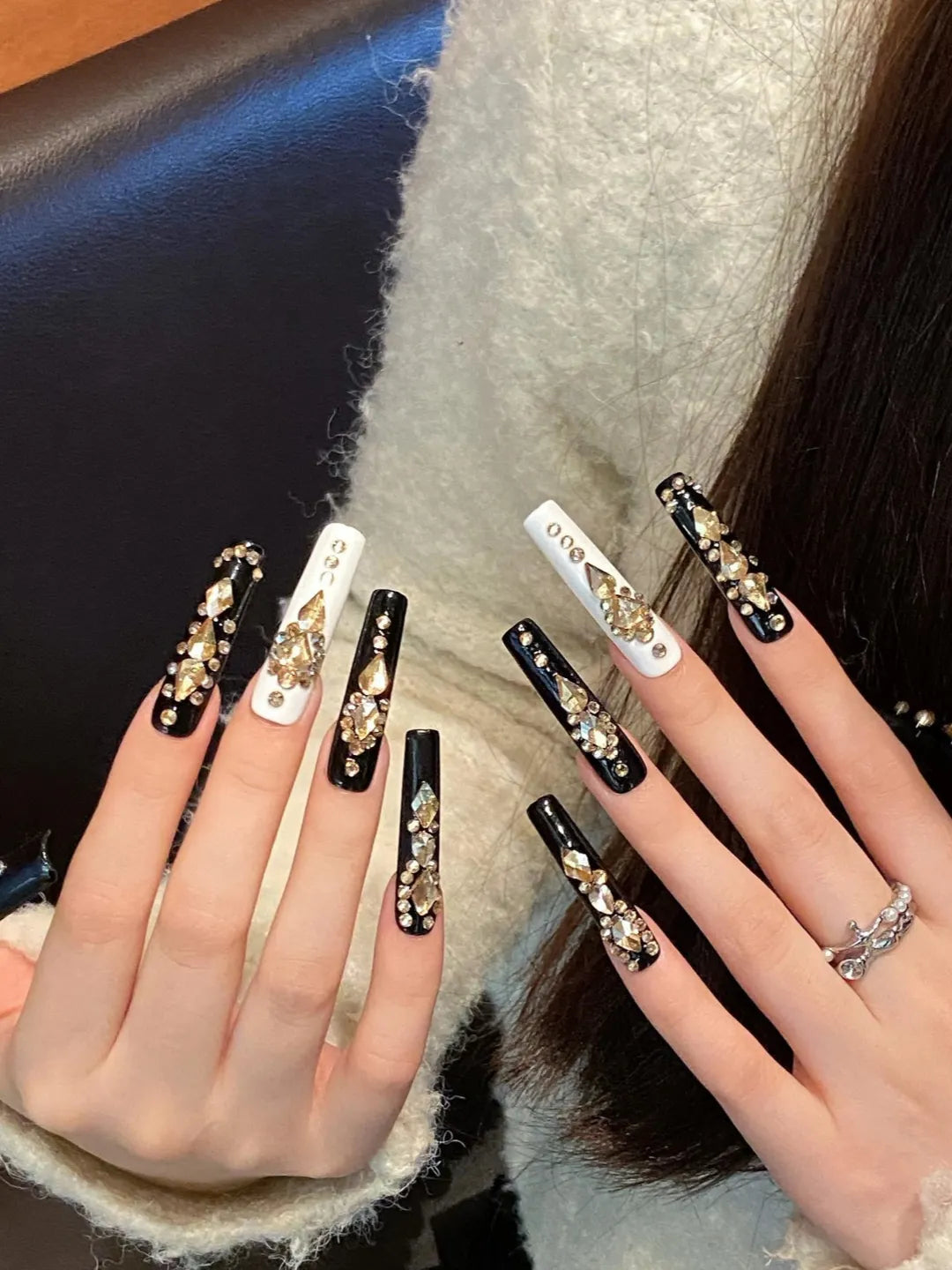 MONOCHROME ART SYMPHONY