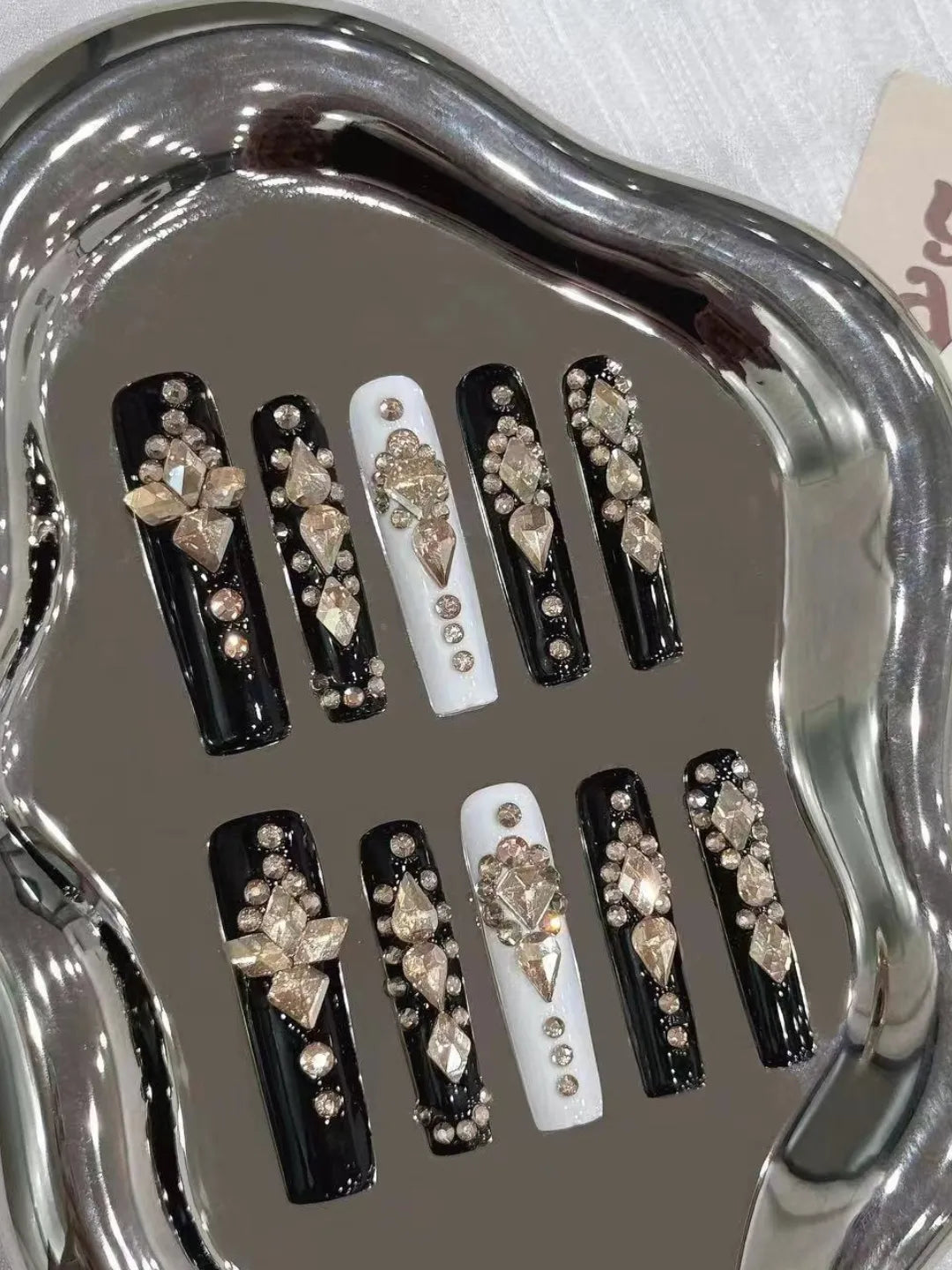 MONOCHROME ART SYMPHONY